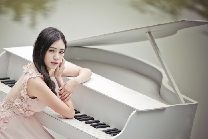 Beautiful Pianist Girl wallpaper