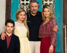Fondo de pantalla Robert de Niro and Michelle Pfeiffer in The Family 220x176