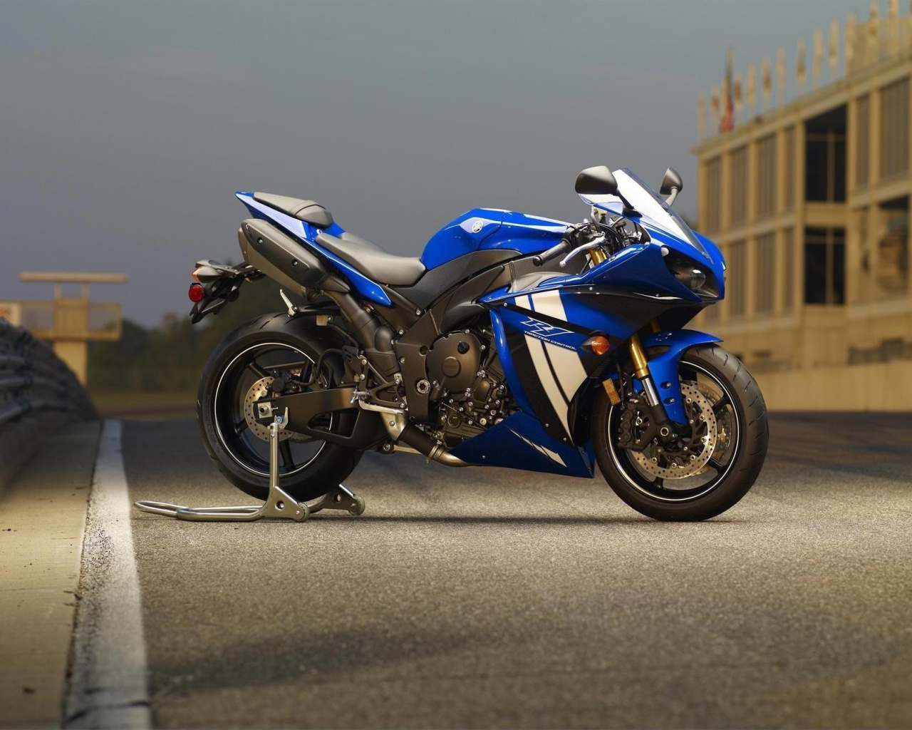 Yamaha R1 Motorcycle screenshot #1 1280x1024