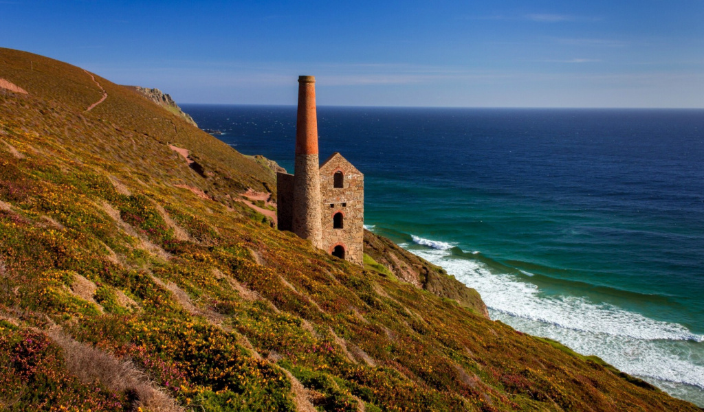Обои Lighthouse in Cornwall 1024x600