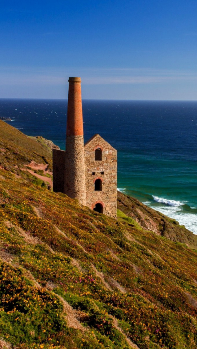 Обои Lighthouse in Cornwall 640x1136