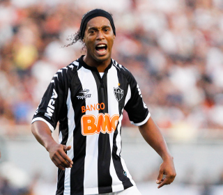 Kostenloses Ronaldinho Soccer Player Wallpaper für iPad mini