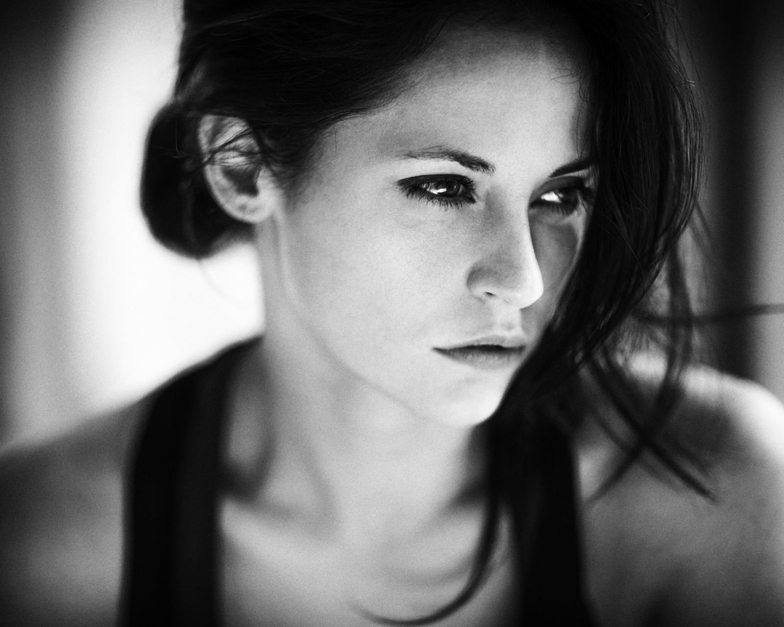 Screenshot №1 pro téma Brunette Girl Monochrome Portrait 1600x1280