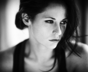 Screenshot №1 pro téma Brunette Girl Monochrome Portrait 176x144