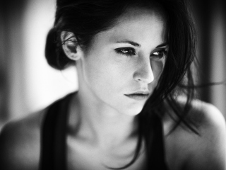 Screenshot №1 pro téma Brunette Girl Monochrome Portrait 320x240