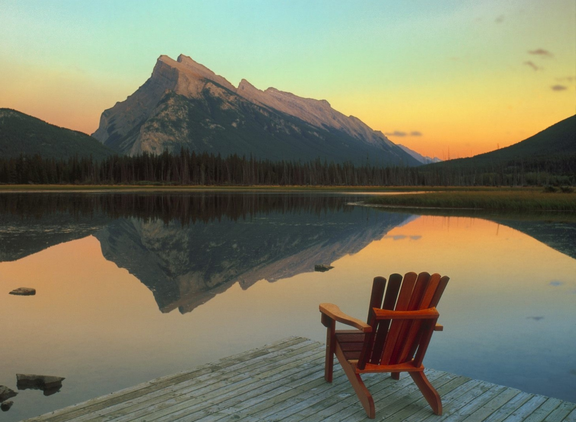 Fondo de pantalla Wooden Chair With Pieceful Lake View 1920x1408
