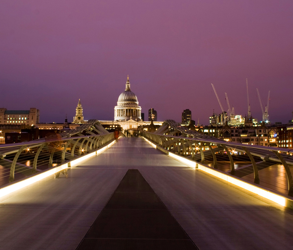 Millennium Futuristic Bridge in London screenshot #1 1200x1024