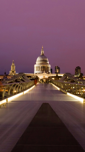 Millennium Futuristic Bridge in London screenshot #1 360x640