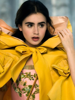 Обои Lily Collins In Mirror Mirror 240x320