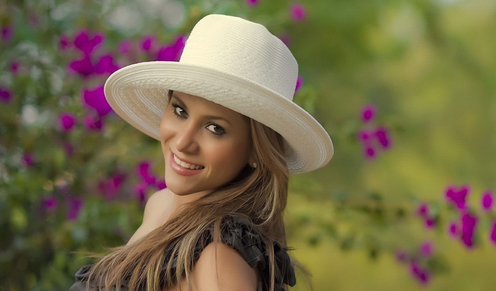 Girl In Garden screenshot #1 1024x600