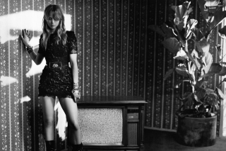 Jennifer Lawrence Posing - Obrázkek zdarma pro Sony Xperia M