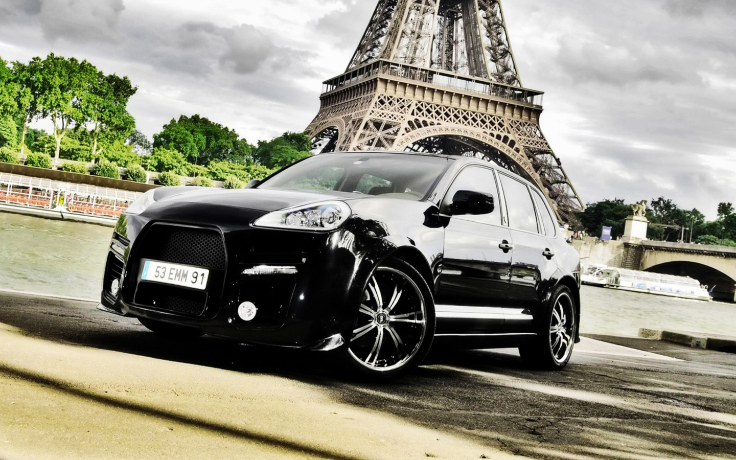 Porsche Cayenne In Paris wallpaper 1440x900