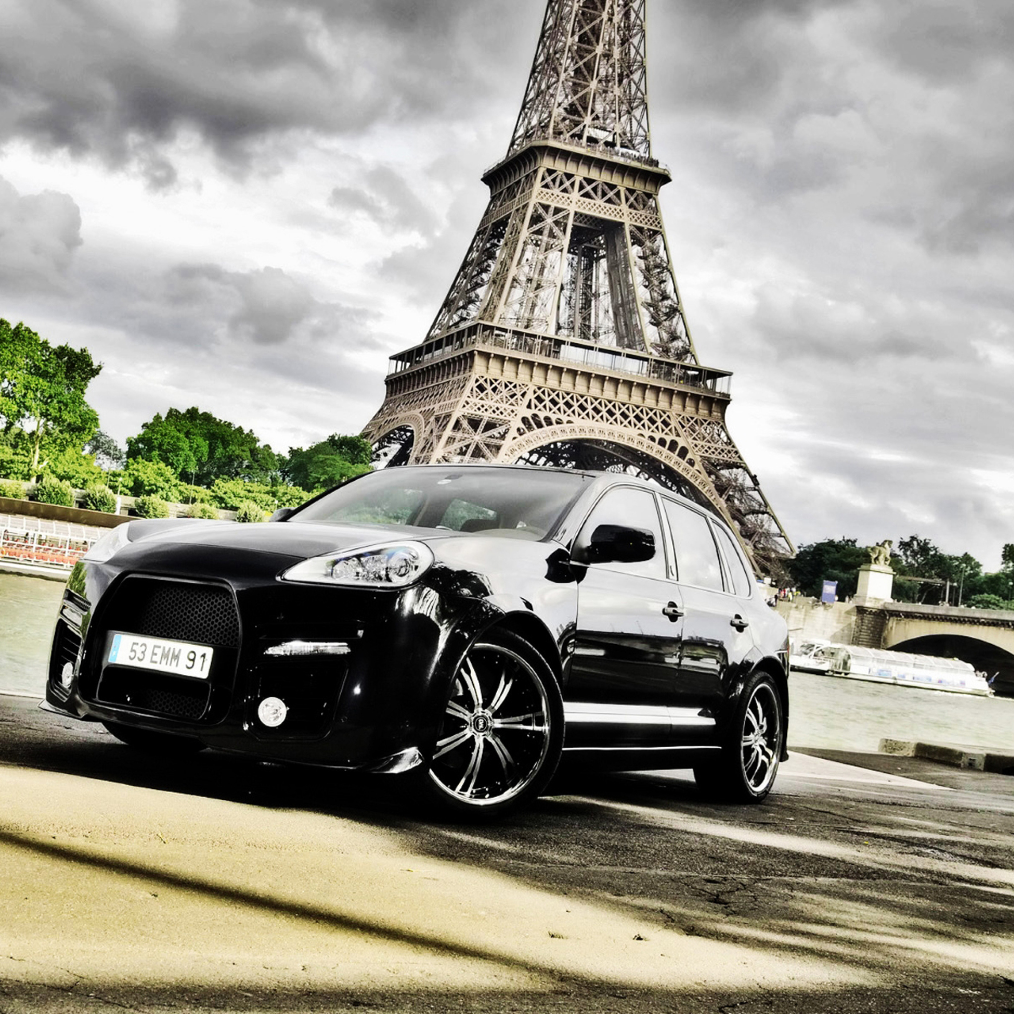 Fondo de pantalla Porsche Cayenne In Paris 2048x2048