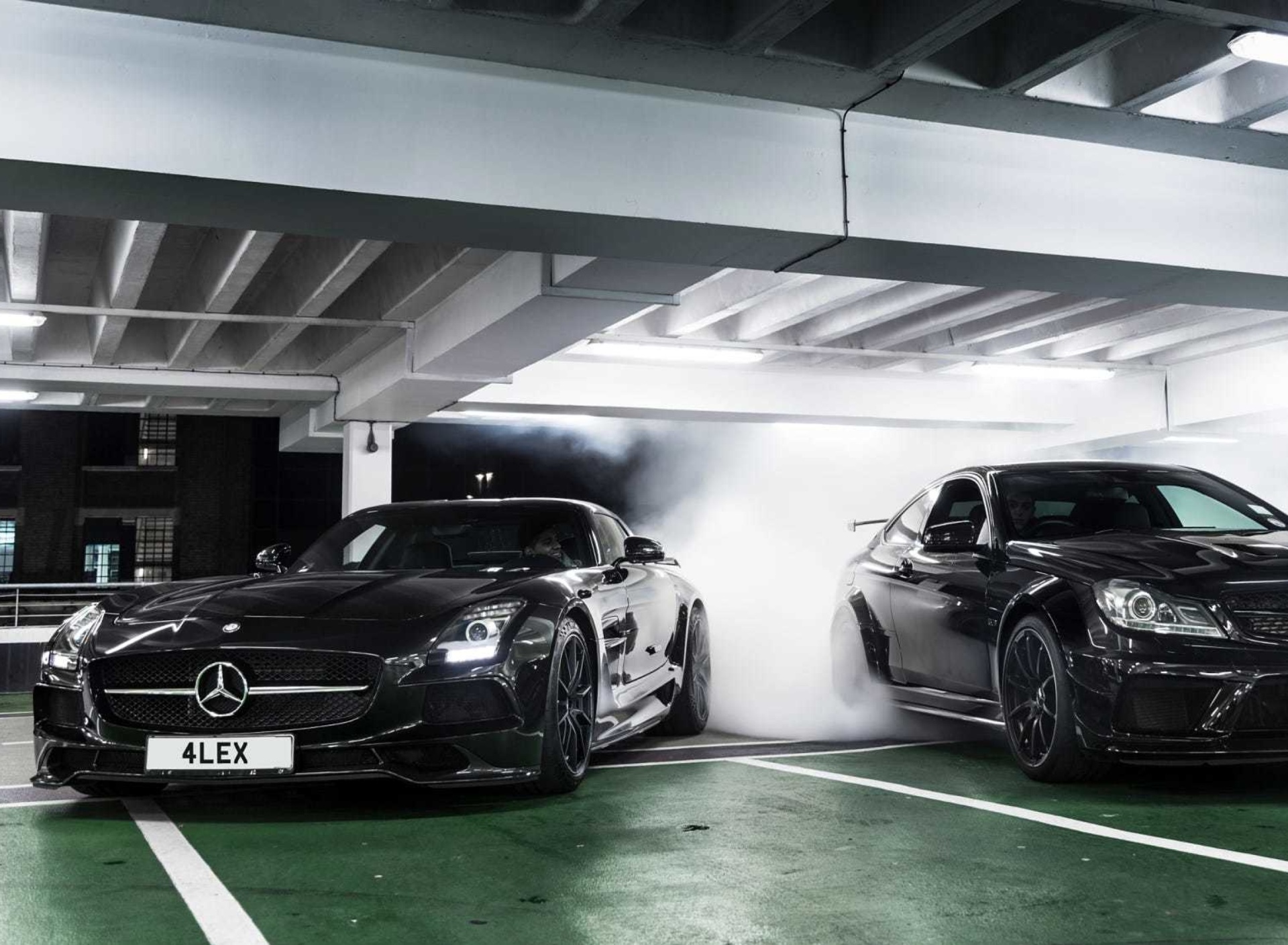 Mercedes in Garage wallpaper 1920x1408