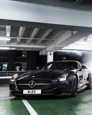 Mercedes in Garage - Fondos de pantalla gratis para 640x960
