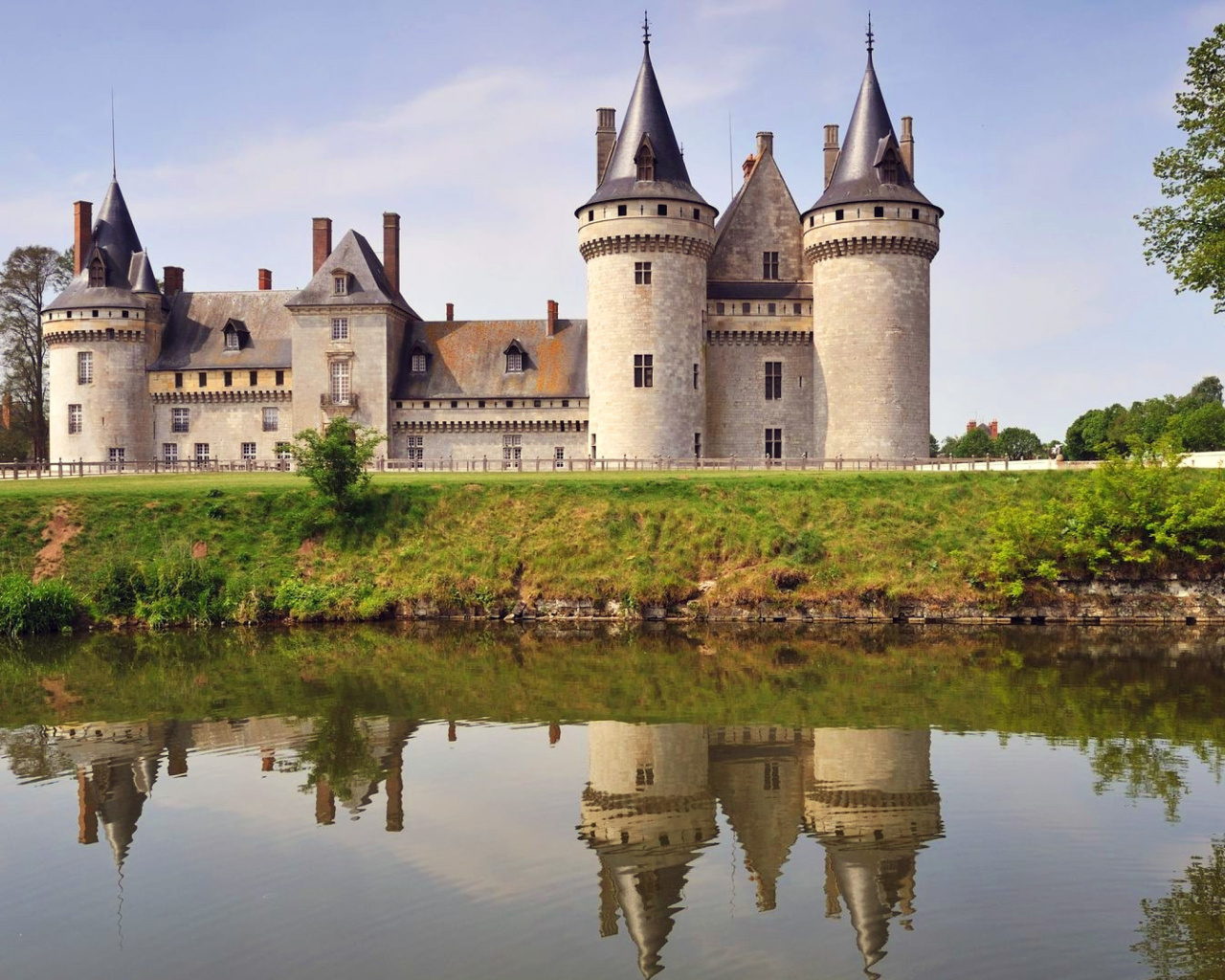 Chateau de Sully wallpaper 1280x1024