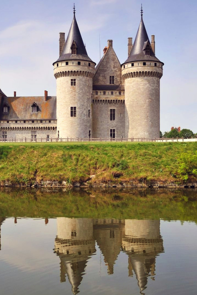 Das Chateau de Sully Wallpaper 640x960