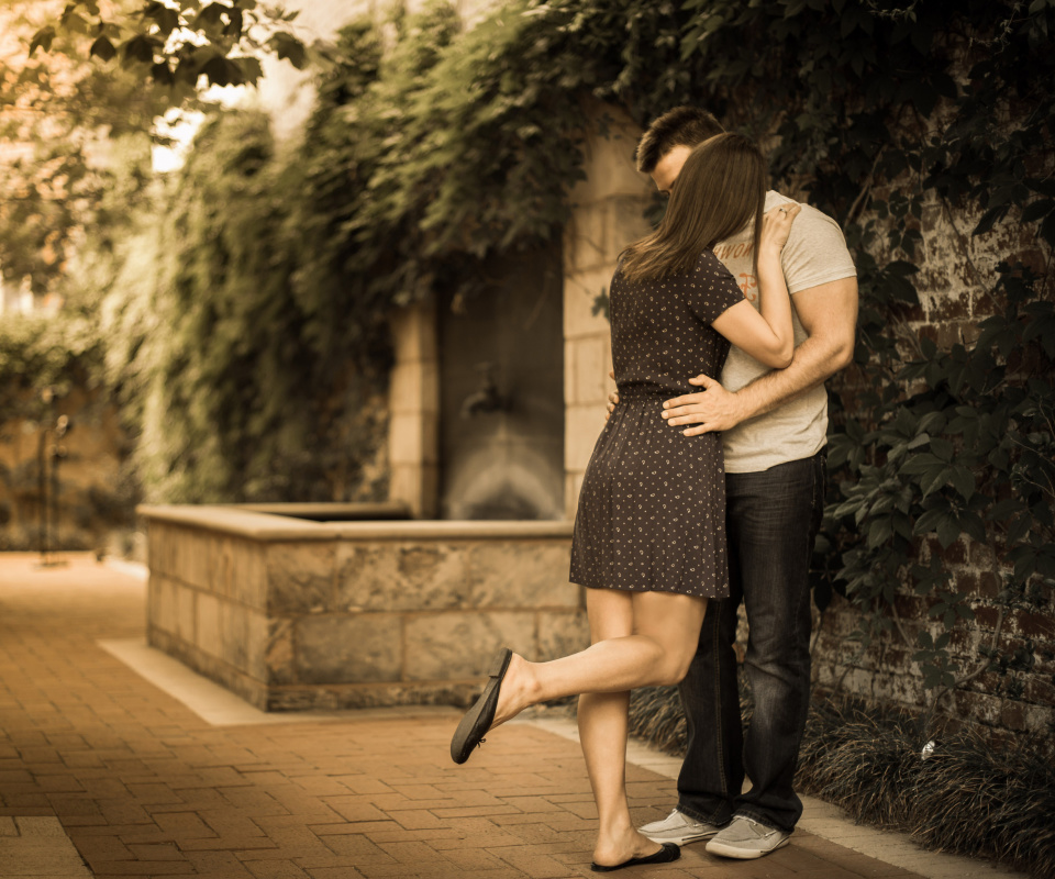 Обои Couple Kiss 960x800