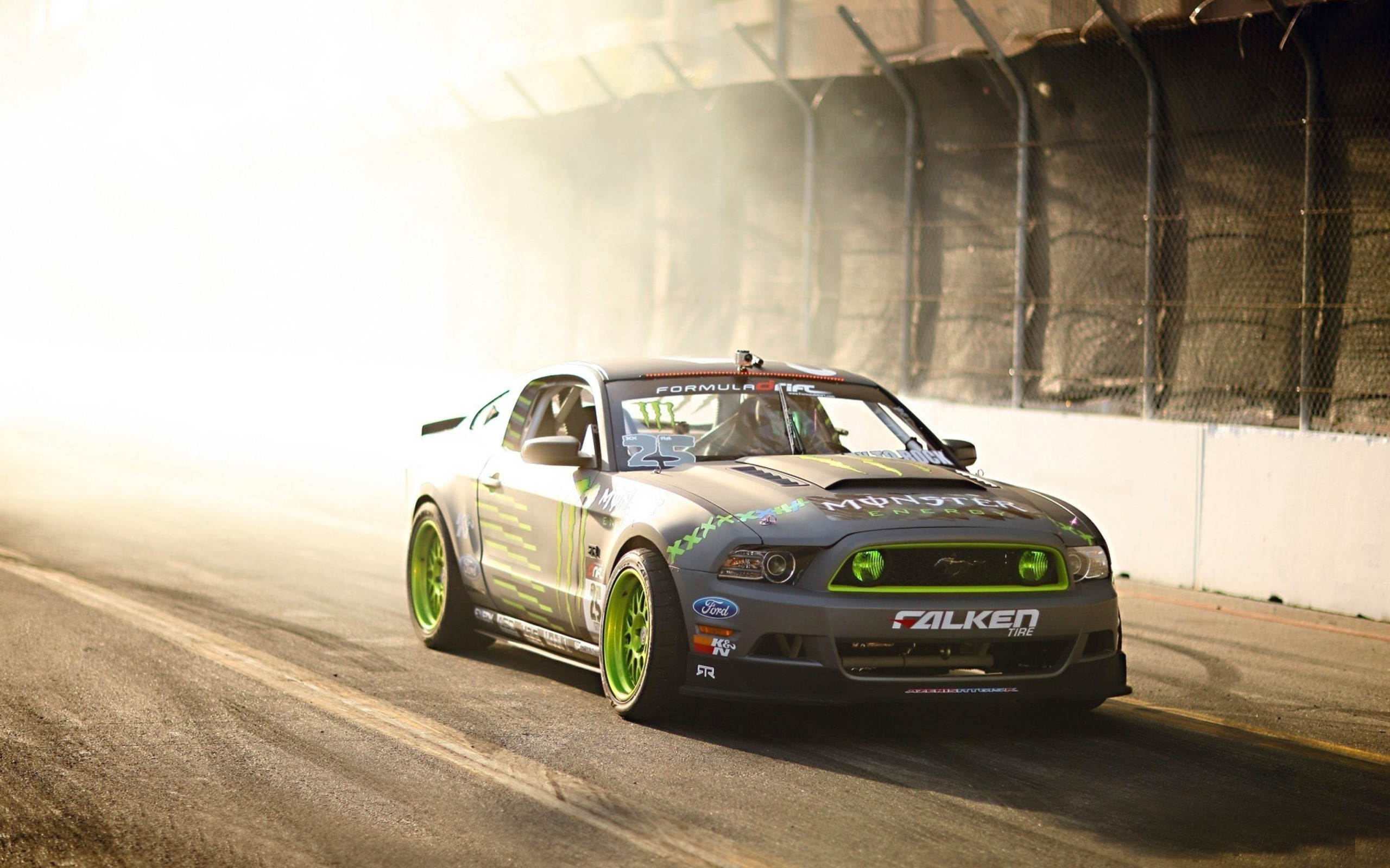 Fondo de pantalla Ford Mustang GT Drift 2560x1600