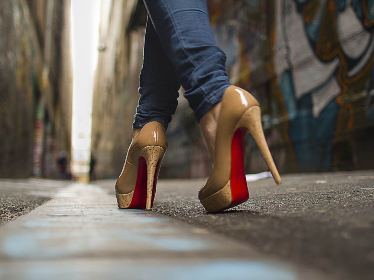 Screenshot №1 pro téma High Heels On Street 1280x960