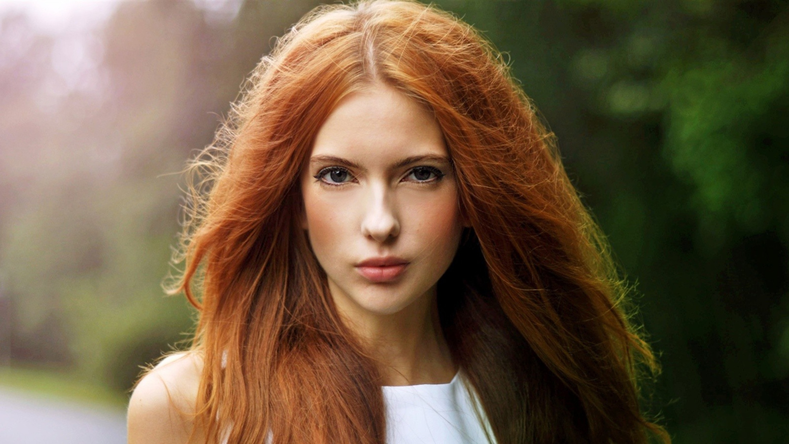 Screenshot №1 pro téma Beautiful Redhead Girl 1600x900