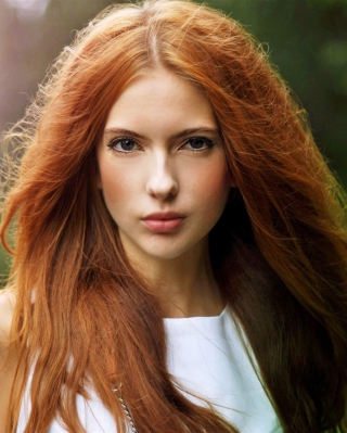 Kostenloses Beautiful Redhead Girl Wallpaper für Nokia Lumia 800