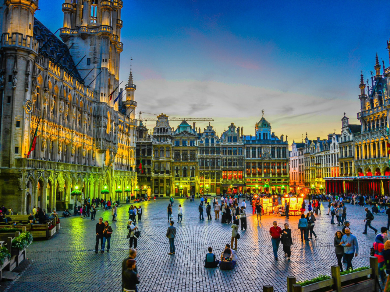 Das Grand place by night in Brussels Wallpaper 1280x960