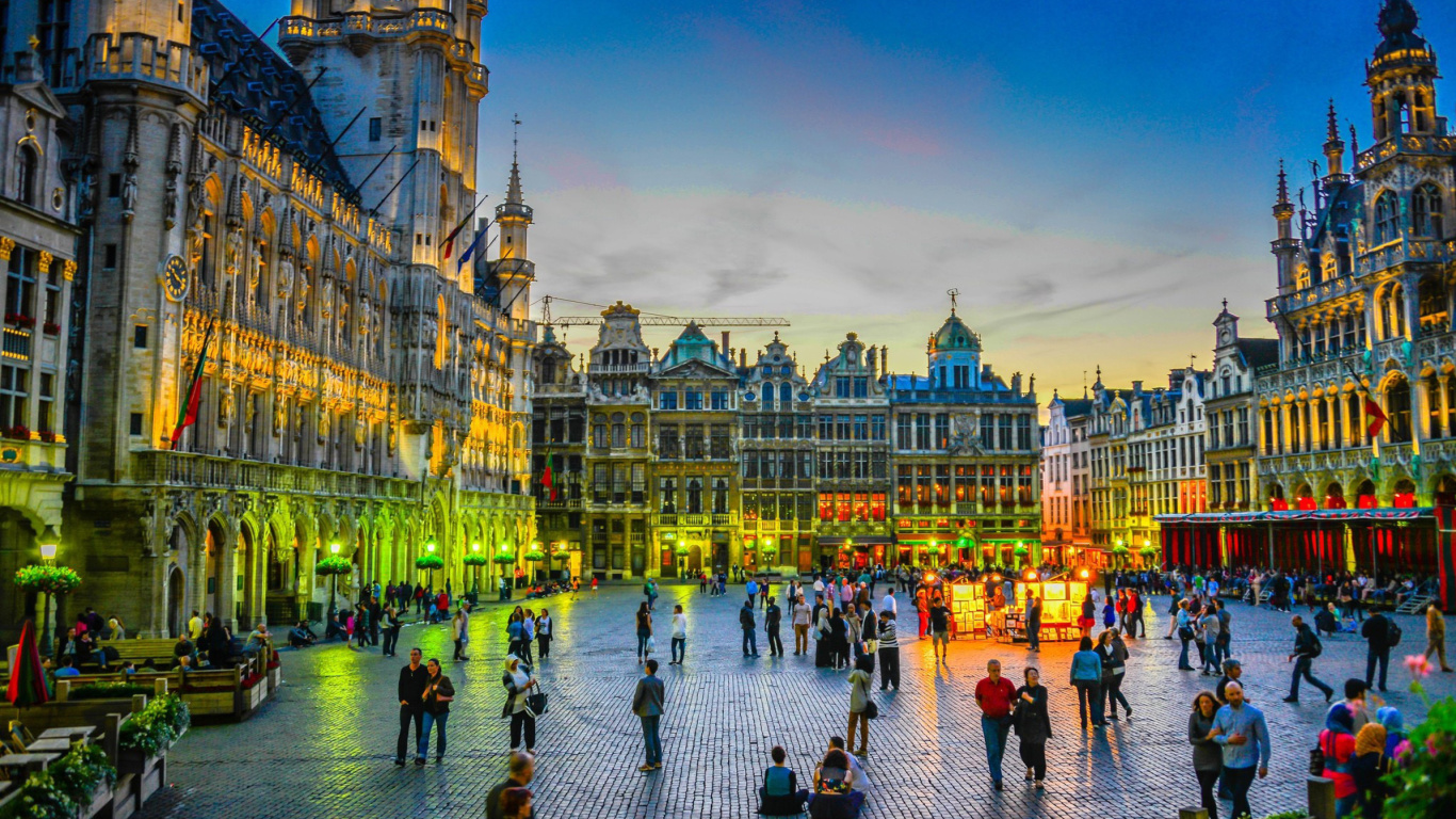 Das Grand place by night in Brussels Wallpaper 1366x768