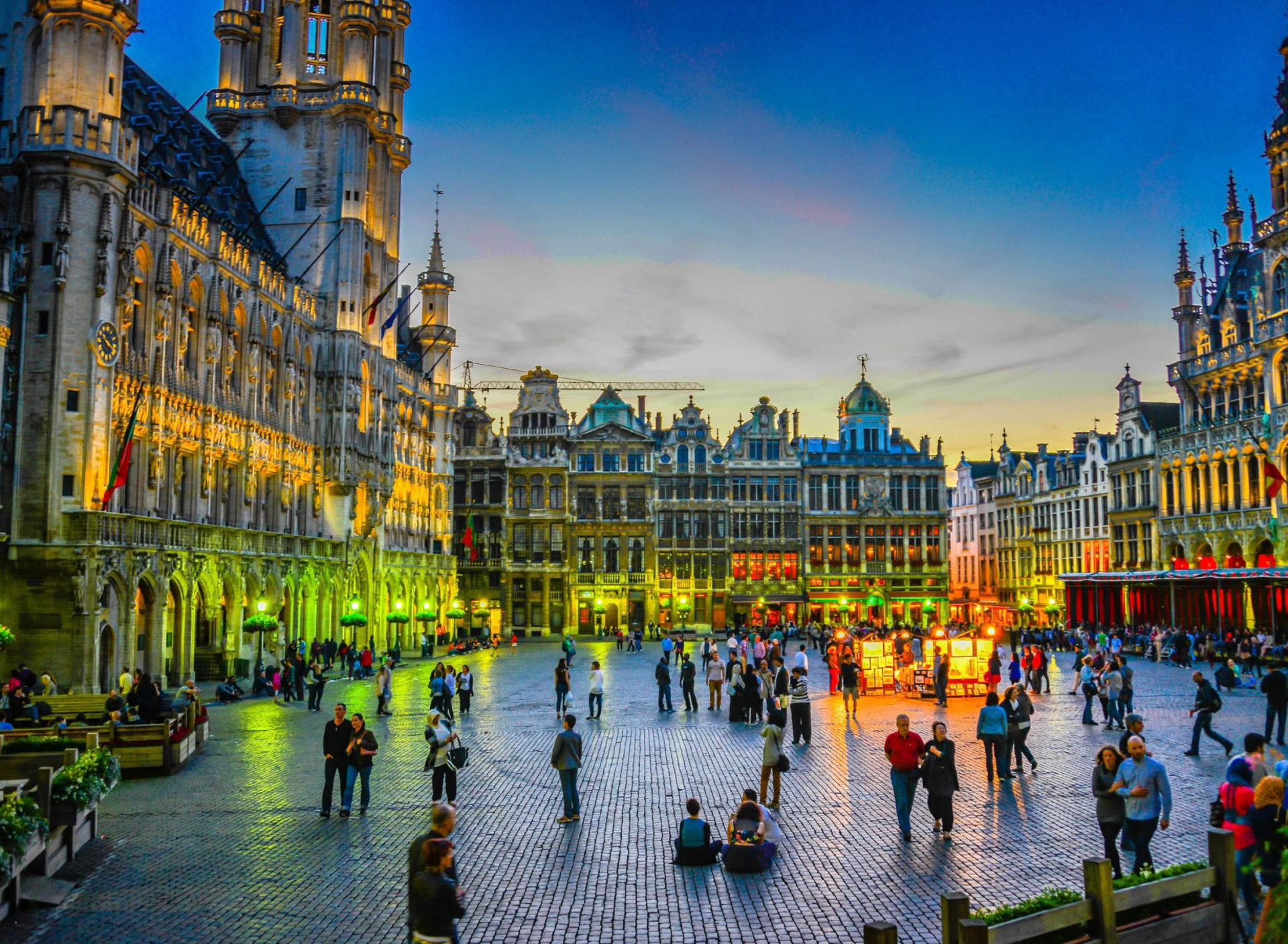 Grand place by night in Brussels wallpaper 1920x1408