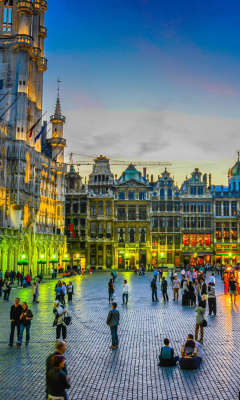 Das Grand place by night in Brussels Wallpaper 240x400