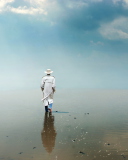 Fondo de pantalla Man In White Hat Walking On Water 128x160