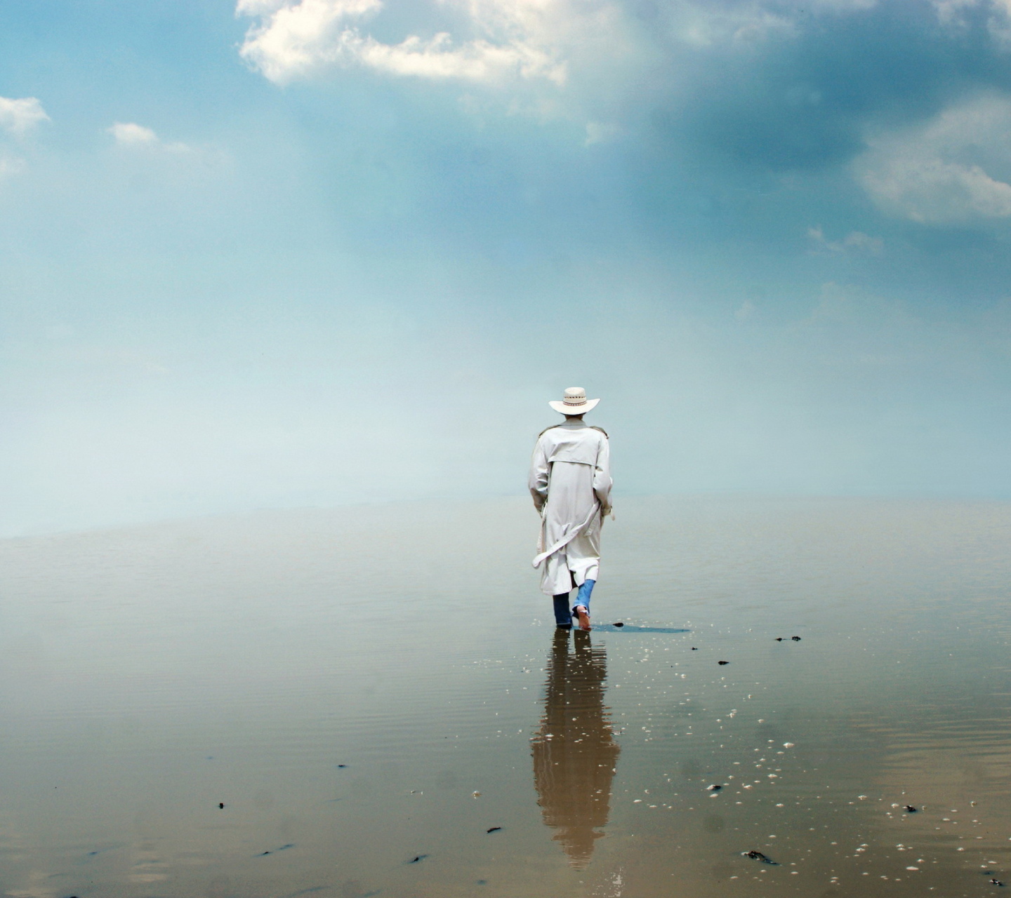 Fondo de pantalla Man In White Hat Walking On Water 1440x1280