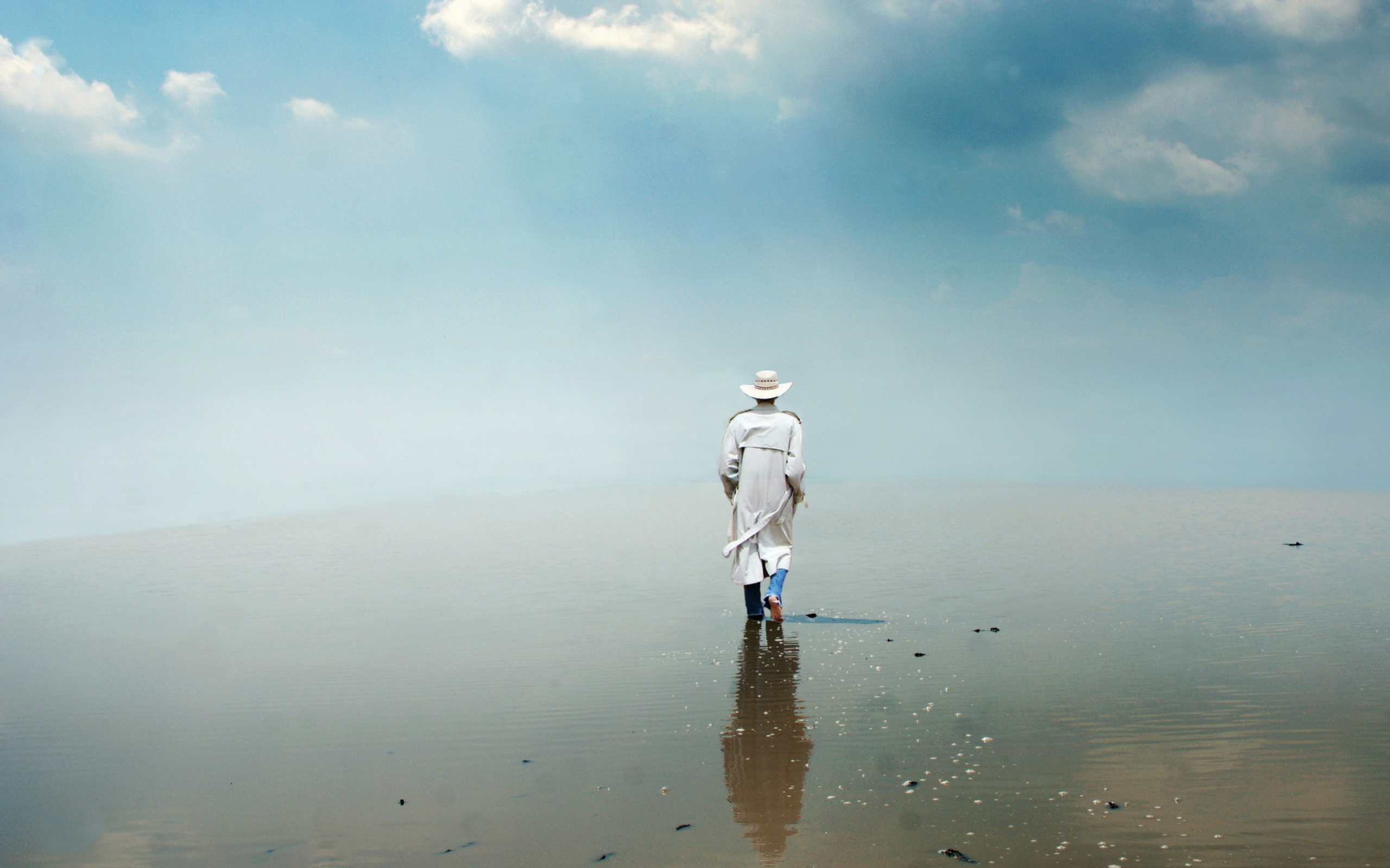 Fondo de pantalla Man In White Hat Walking On Water 2560x1600