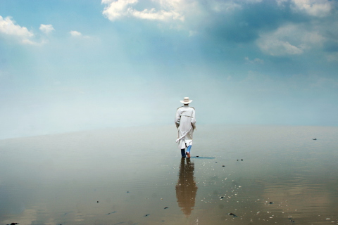 Man In White Hat Walking On Water screenshot #1 480x320