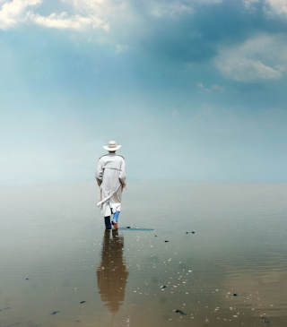 Man In White Hat Walking On Water - Obrázkek zdarma pro 128x160