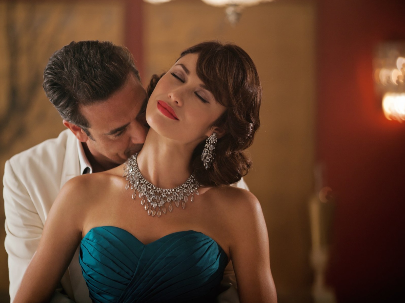 Olga Kurylenko as Vera Evans in Magic City wallpaper 1600x1200