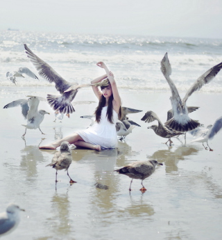 Kostenloses Girl And Birds At Sea Coast Wallpaper für iPad mini