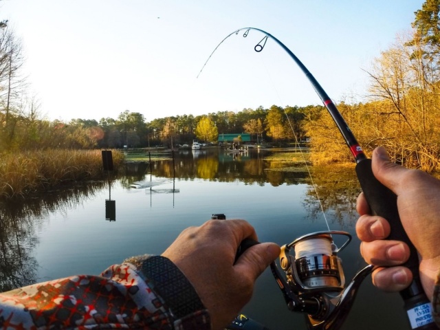 Fondo de pantalla Fishing in autumn 640x480
