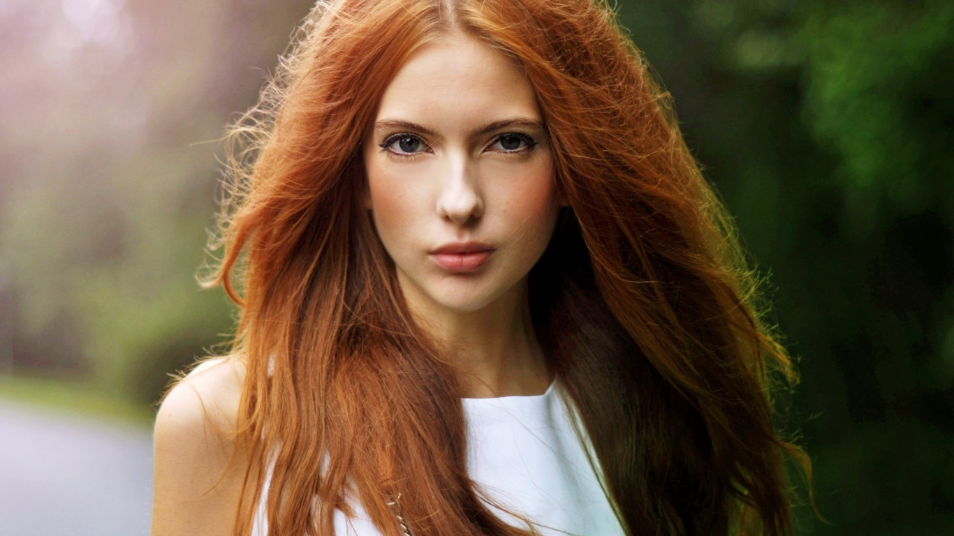 Обои Beautiful Redhead Girl 1366x768