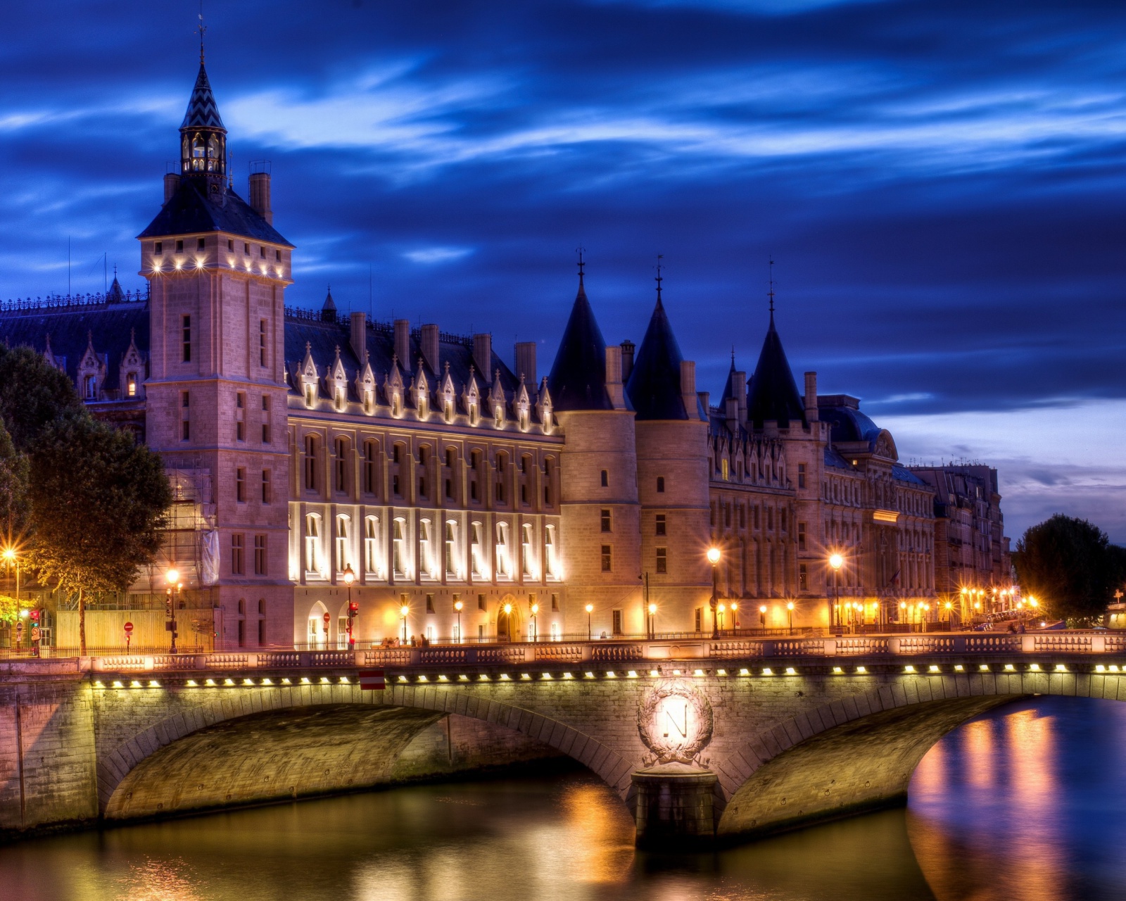 Обои La Conciergerie Paris Palace 1600x1280