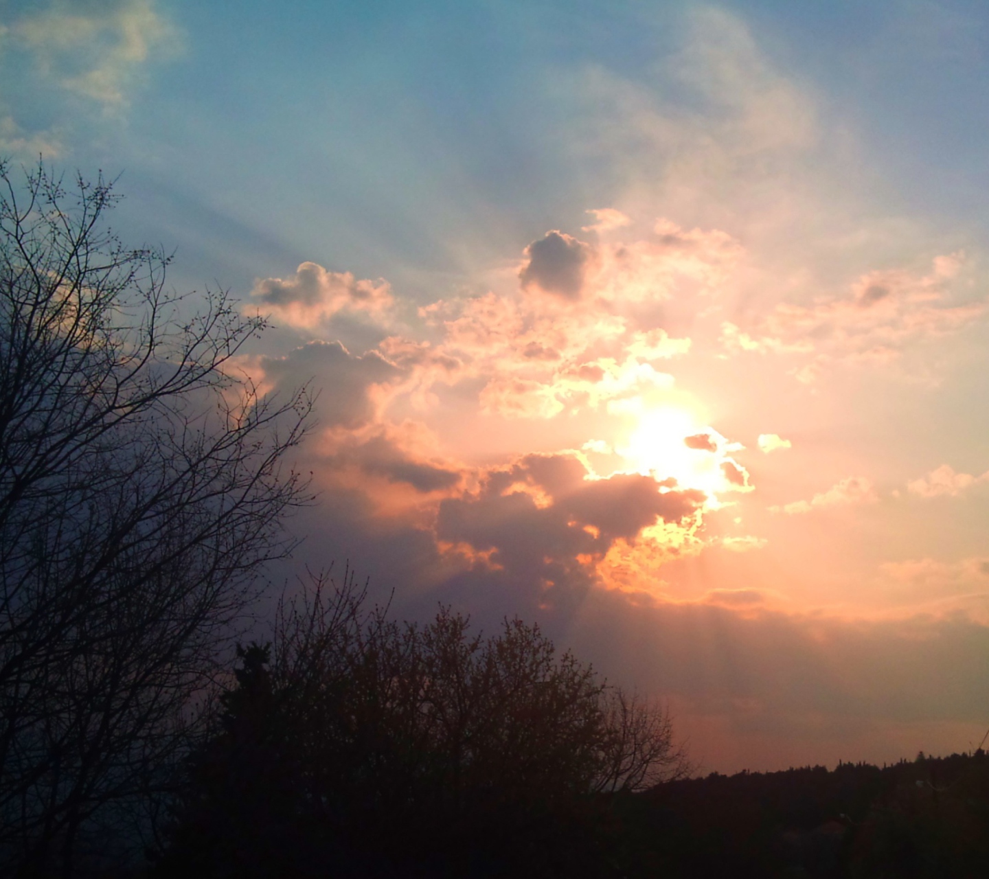 Обои Sun Behind The Clouds 1440x1280