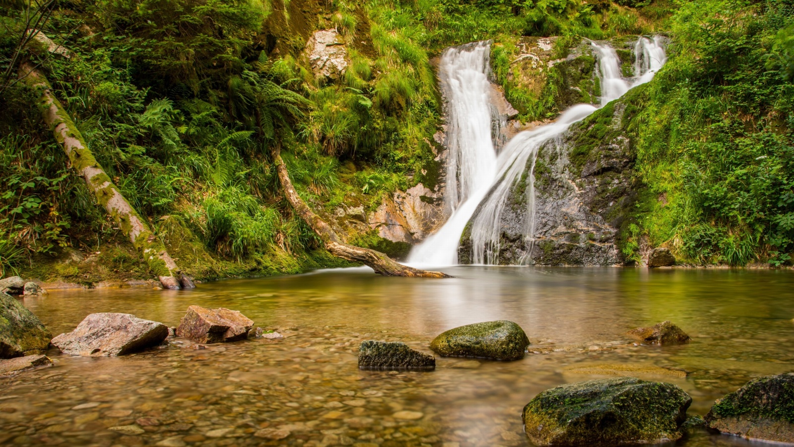 Обои Waterfall in Spain 1600x900