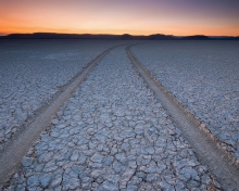 Das Car Trail Through Desert Wallpaper 220x176