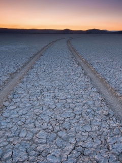 Das Car Trail Through Desert Wallpaper 240x320