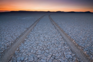 Car Trail Through Desert sfondi gratuiti per cellulari Android, iPhone, iPad e desktop