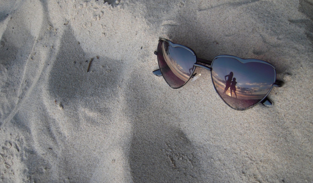 Fondo de pantalla Sunglasses On Sand 1024x600