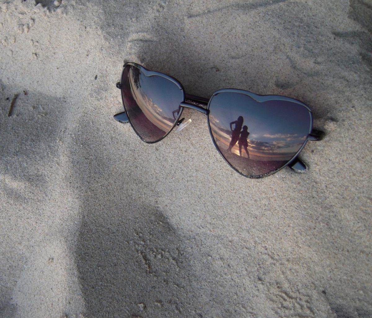 Fondo de pantalla Sunglasses On Sand 1200x1024