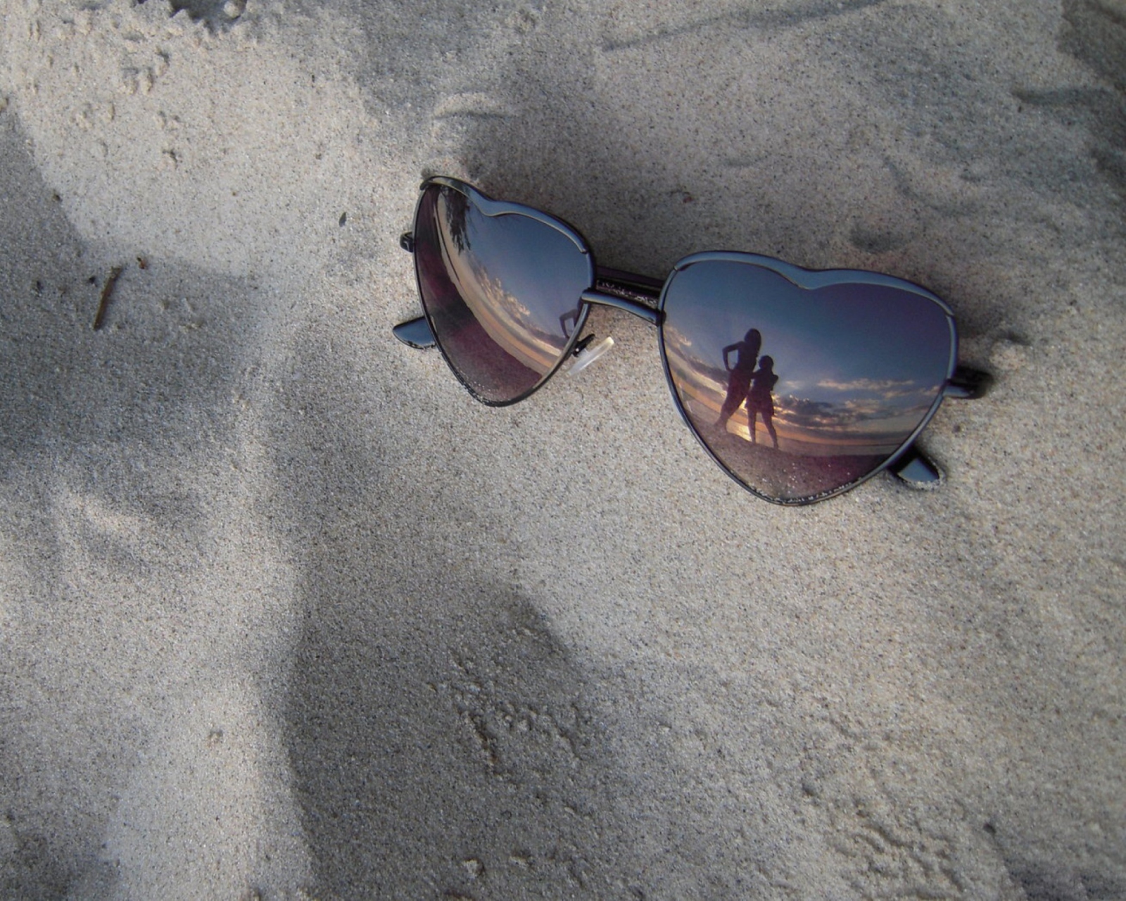 Fondo de pantalla Sunglasses On Sand 1600x1280