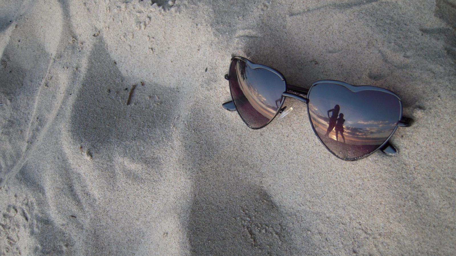 Screenshot №1 pro téma Sunglasses On Sand 1600x900