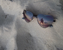 Обои Sunglasses On Sand 220x176